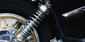 Po co jest amortyzator skrętu w motocyklu?