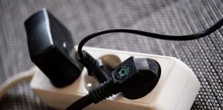 Czy przedłużacz pobiera prąd?