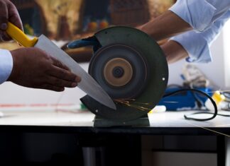 Czym Ostrzyc łańcuch?